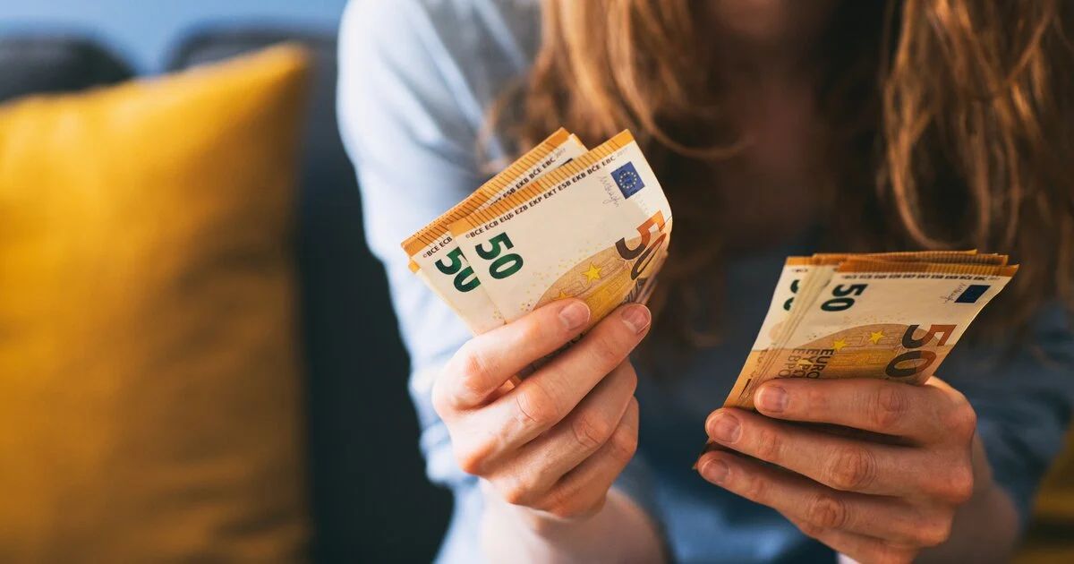 Frau zähl Geld